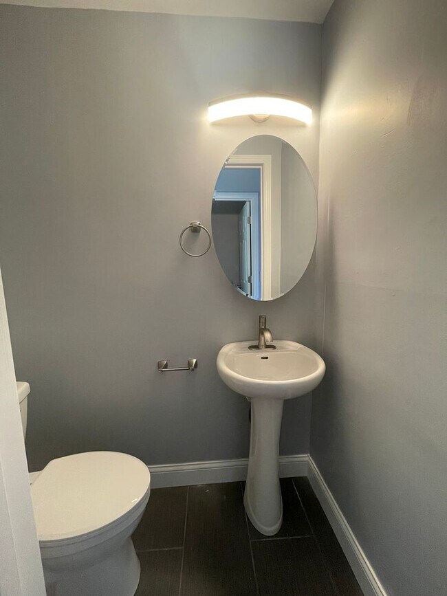 Building Photo - Bexvie Village Townhomes - Renovated unit