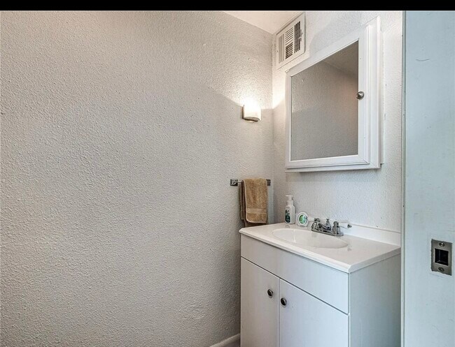 Building Photo - 1150 60th Ave NE