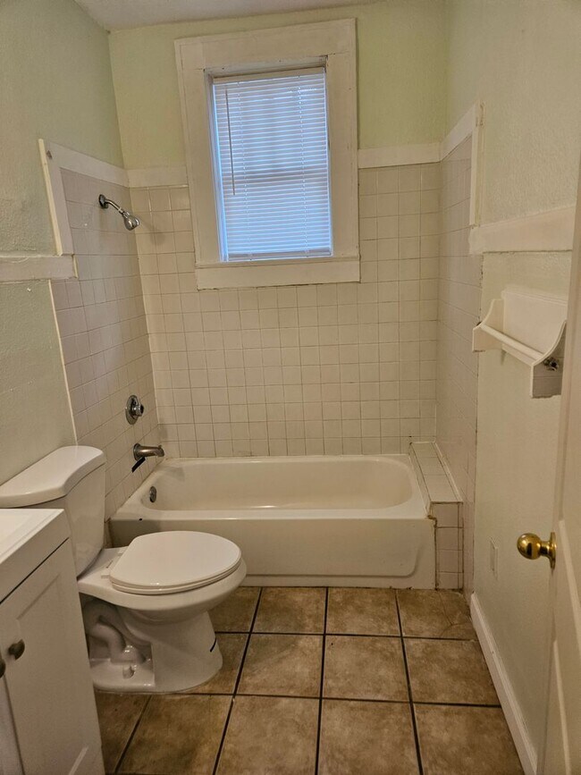 Building Photo - 1 Bed/1 Bath Apartment across from Hillsbo...
