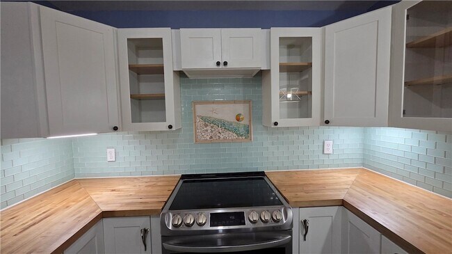 Building Photo - 426 Tulip Dr