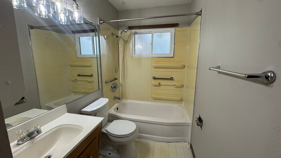 Building Photo - 1331 Spruce Hills Dr