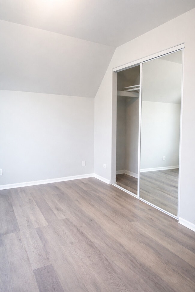 Building Photo - 1249 S Kolin Ave