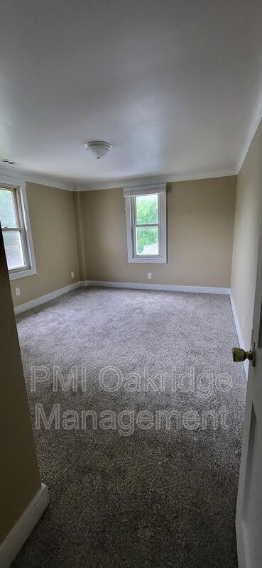 Building Photo - 906 1/2 Race Dr