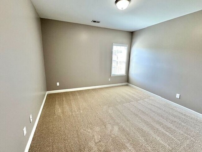 Building Photo - Now Leasing A Spacious 4 Bedroom 2 Bath Ho...