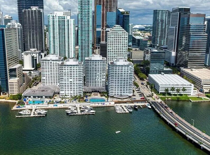 Building Photo - 905 Brickell Bay Dr