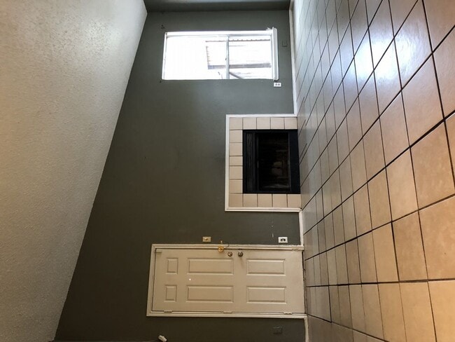 Building Photo - 2x1 Duplex with private backyard/garage