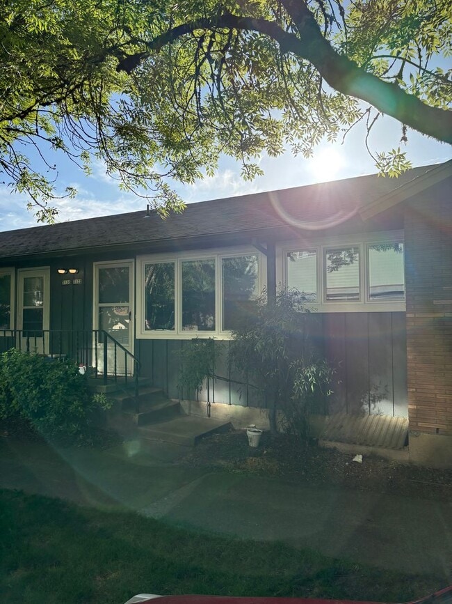 Building Photo - Hillcrest style