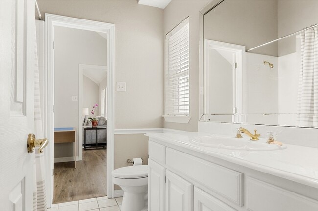 Building Photo - 118 W Greenbriar Ln