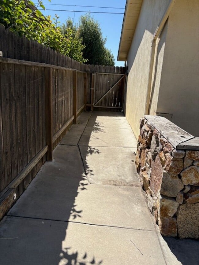 Building Photo - Beautiful 3 Bedroom, 1 Bathroom house
