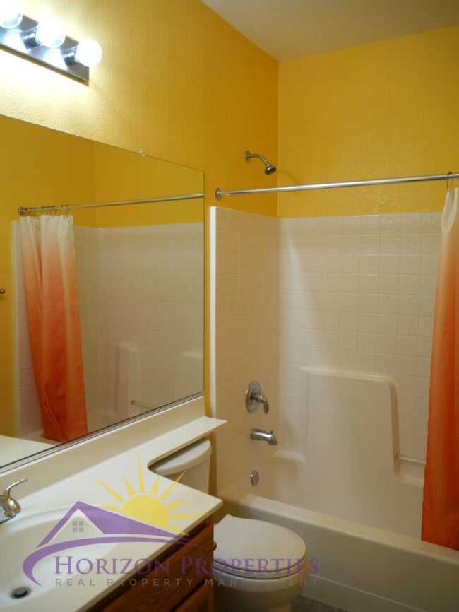 Building Photo - Bright Open 2 Bed 2 Bath 1,043 Sq Ft Antelope home