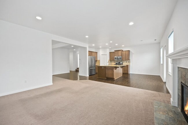 Building Photo - Spacious 4-Bed Puyallup Home For Rent | 3-Car Garage & Quick Commute to JBLM!