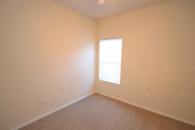 Building Photo - 716 Northcreek Dr