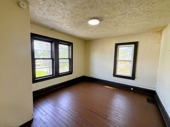 Building Photo - 2048 2nd St NE