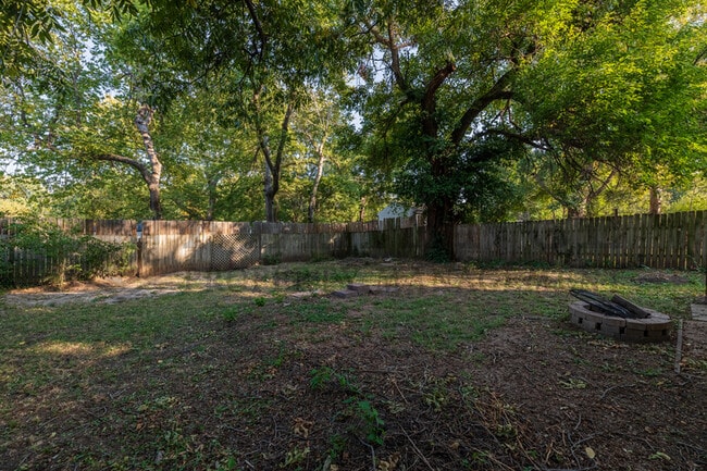 Building Photo - 2046 N Burns Ave