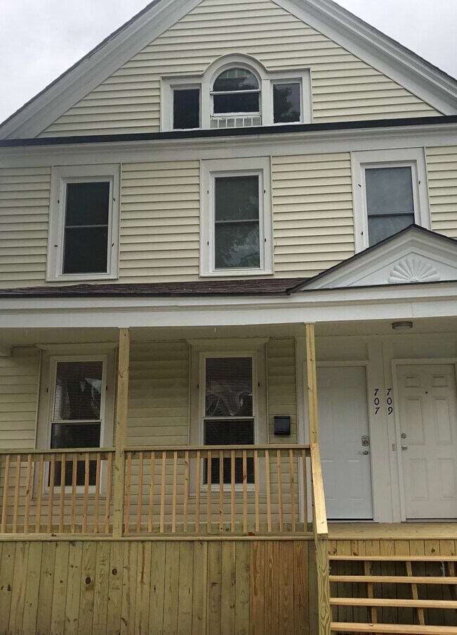 Building Photo - 709 Academy St
