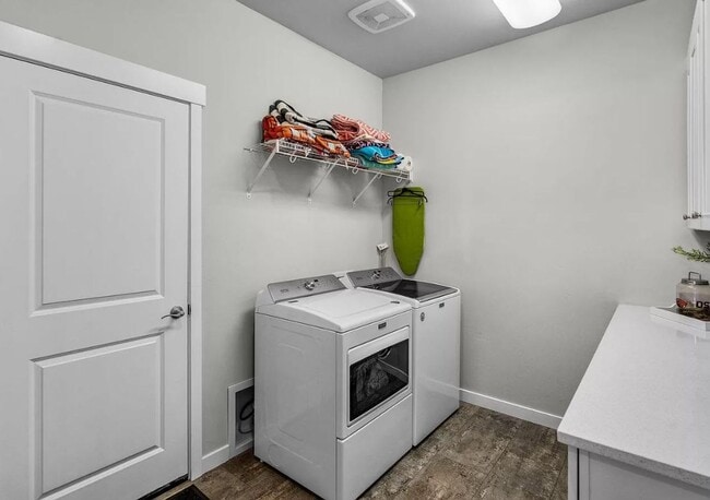 Building Photo - Furnished monthly rental, modern style home with abundant light, garage, backyard. 30-day Min.