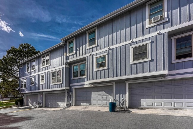 Building Photo - Move-In Ready Townhome with Garage & Great Amenities!