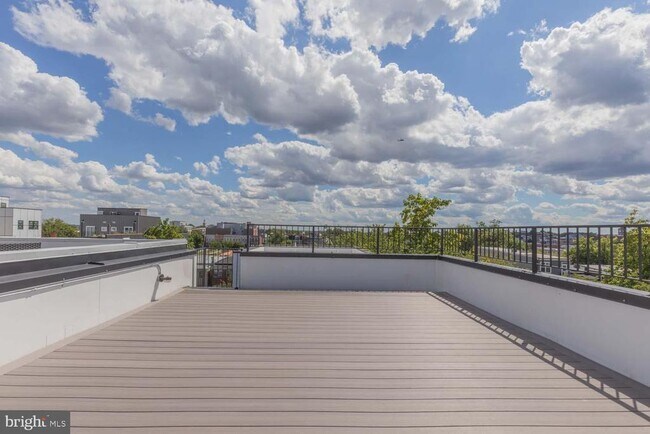 Building Photo - 722 Kenyon St NW