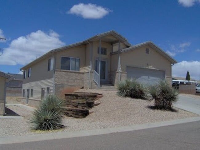 Primary Photo - 3 Bedroom, 2 Bathroom Home on Truman Drive