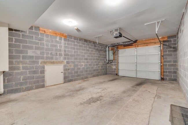 Building Photo - 3910 Renaissance Sq