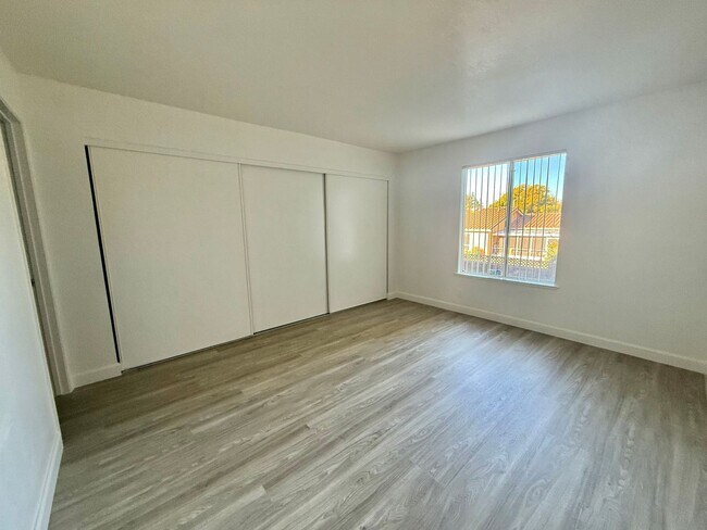 Building Photo - SANTA CLARA - Remodeled unit with patio, two parking spaces, community pool