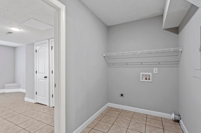 Building Photo - Great Location! - 4 Bedroom Home in East B...