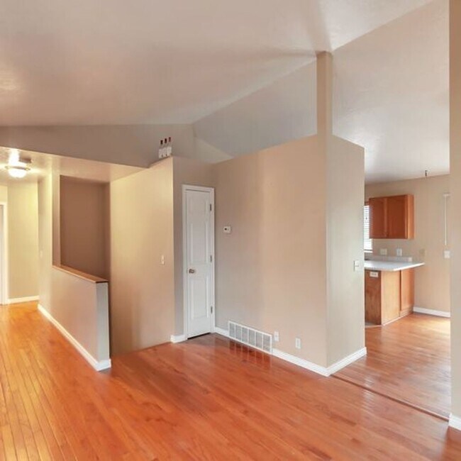 Building Photo - Awesome 4 Bedroom Pet Friendly Home w 2 car attached garage