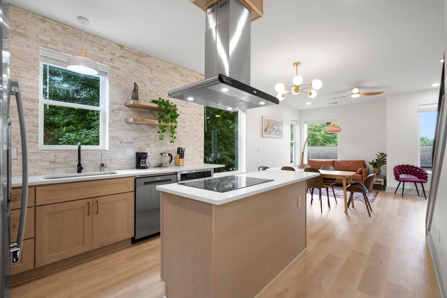 Building Photo - 530 Continental Dr