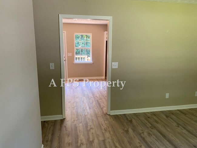 Building Photo - 184 Pine St SW