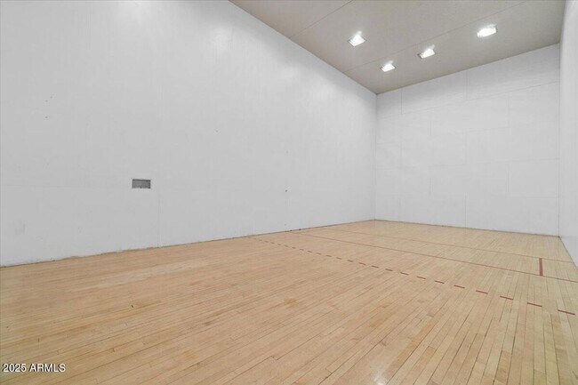 Building Photo - 5200 S Lakeshore Dr