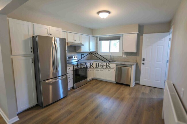 Building Photo - Fully Renovated 2 Bedroom!