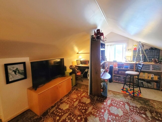 Building Photo - Charming Three Bedroom Home with Large Fen...