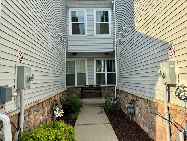 Building Photo - 127 Meadow View Dr