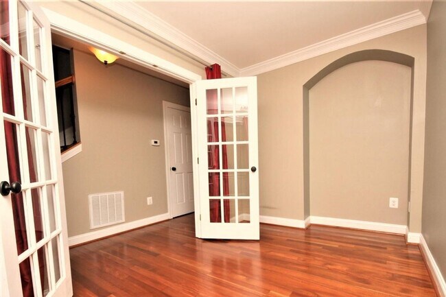 Building Photo - Updated Downtown Frederick Property in prime location available mid August!