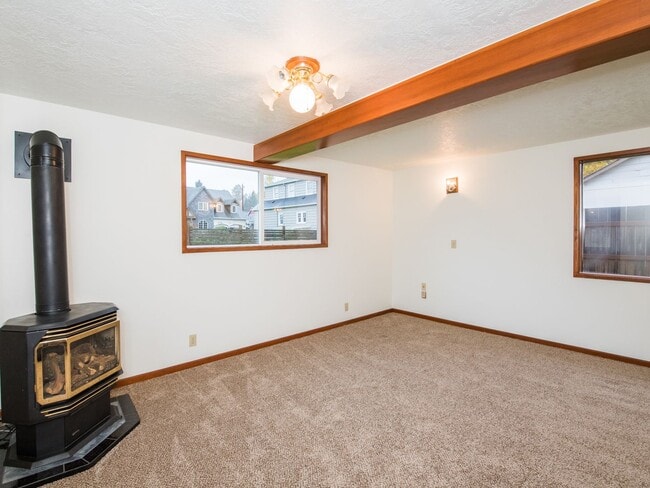 Building Photo - Adorable 2-bdrm/2-bath barn conversion home off River Road—Rural feel, close to everything