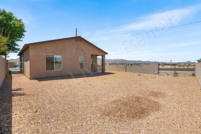 Building Photo - CHARMING TWO BEDROOM