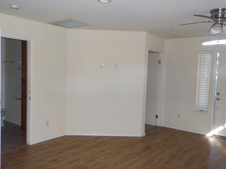 Building Photo - 2121 Pine St