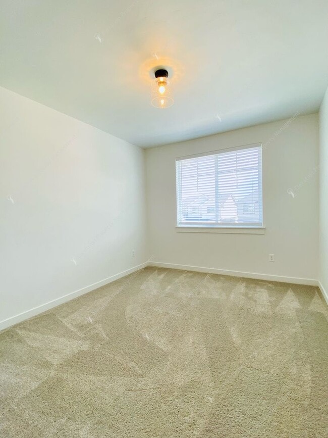Building Photo - Bright & Spacious SE Bend Retreat with Vau...