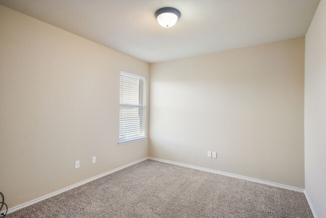 Building Photo - Nice 3 BEDROOM DUPLEX LOCATED IN HUTTO, TEXAS!