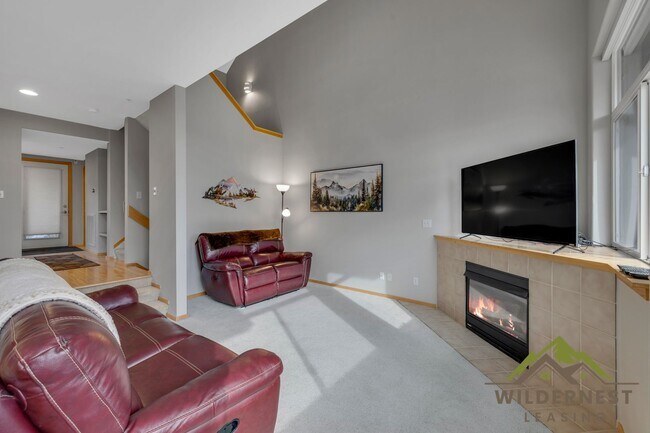 Building Photo - Spacious Townhome with Amazing Views