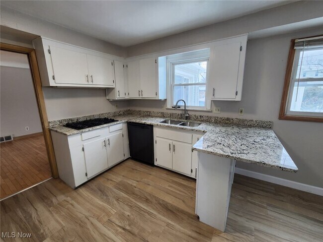 Building Photo - 2413 Elmdale Rd