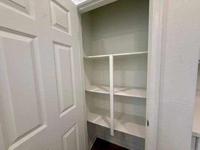 Building Photo - Luxury Townhome 3 level 2 car garage  modern kitchen must see charmer $3350