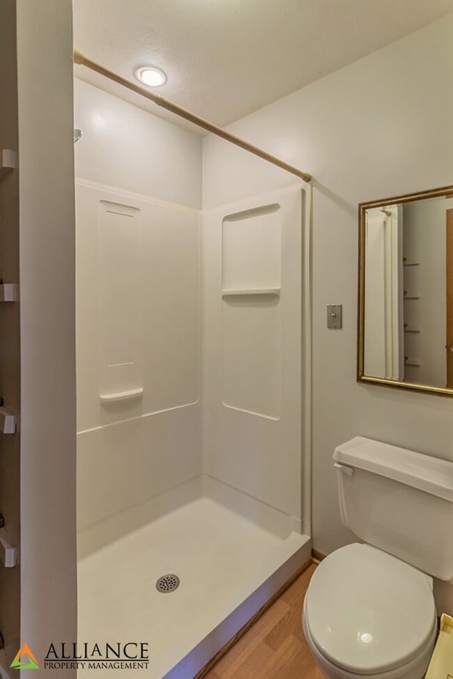 Building Photo - $300 OFF 1st MONTH'S RENT! Amazing, Spacio...