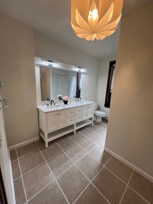 Building Photo - 5 Bed 2.5 Bath Single-Family Home