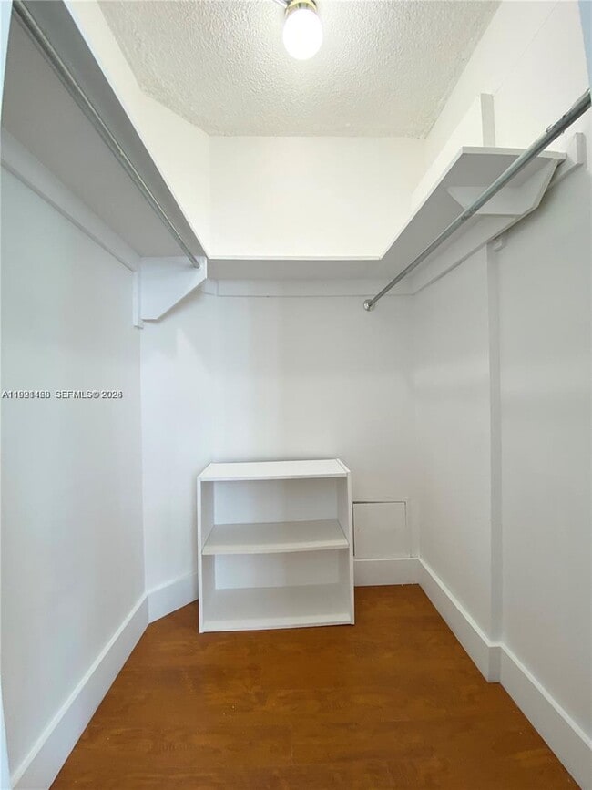 Building Photo - 905 Brickell Bay Dr