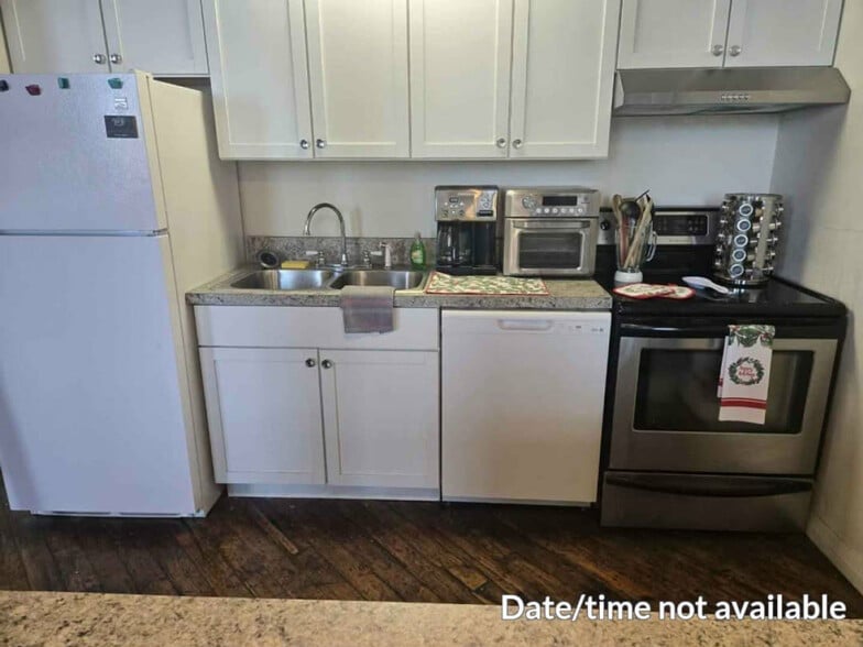 Building Photo - 227 Iron St