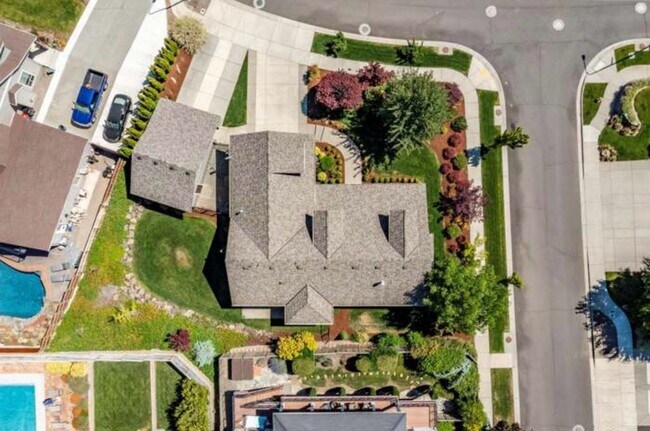 Building Photo - Luxury home on generous lot in the prestigious hills of East Medford!