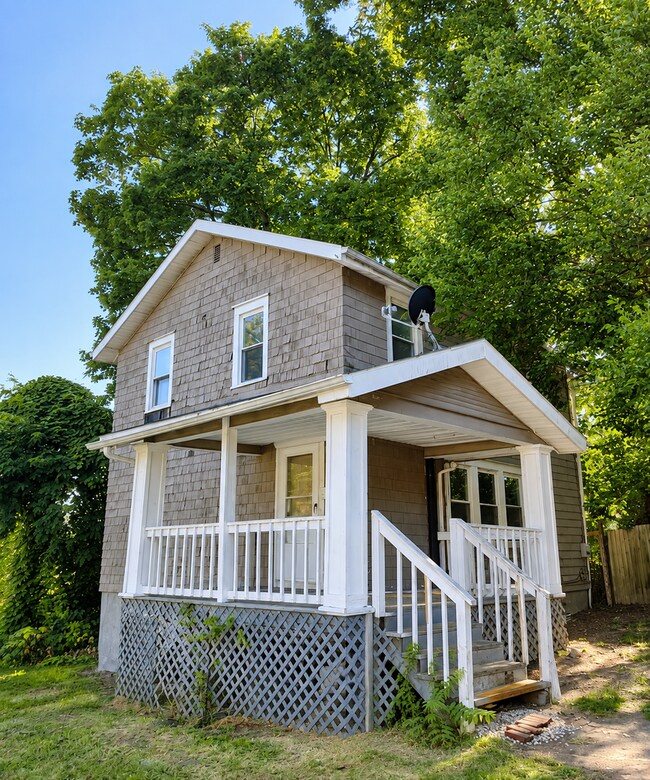 Building Photo - Three-bedroom one bathroom home for rent