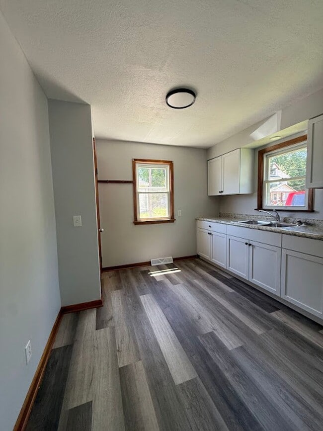 Building Photo - Two bedroom home with one car garage for rent - Canton NE