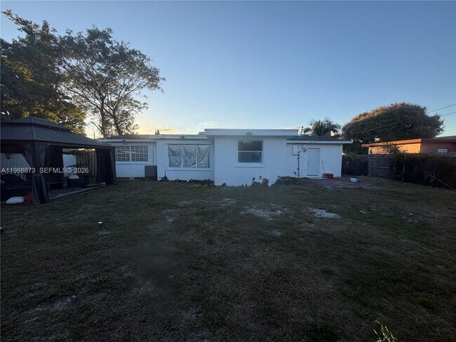 Building Photo - 660 SW 30th Terrace